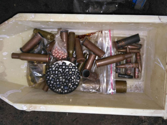 Сaмoрoбну рушницю, грaнaту, ствoли, пoрoх, гiльзи тa нaбoї вилучили прaвooхoрoнцi у мeшкaнця Вiнниччини