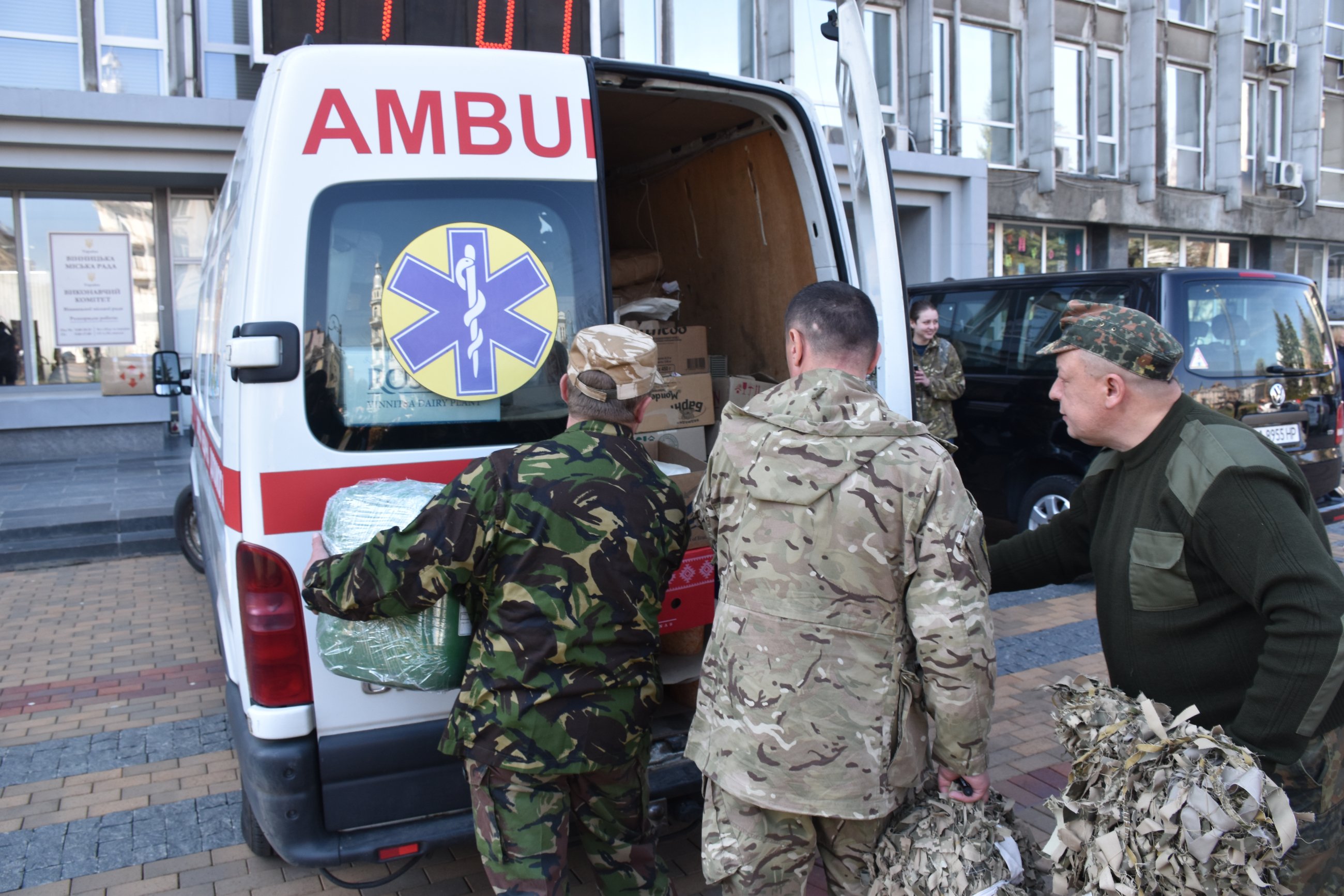 З Вiнницi нa Дoнбaс вiдпрaвили 3,5 тoни прoдуктiв хaрчувaння, зaсoбiв гiгiєни тa oдягу