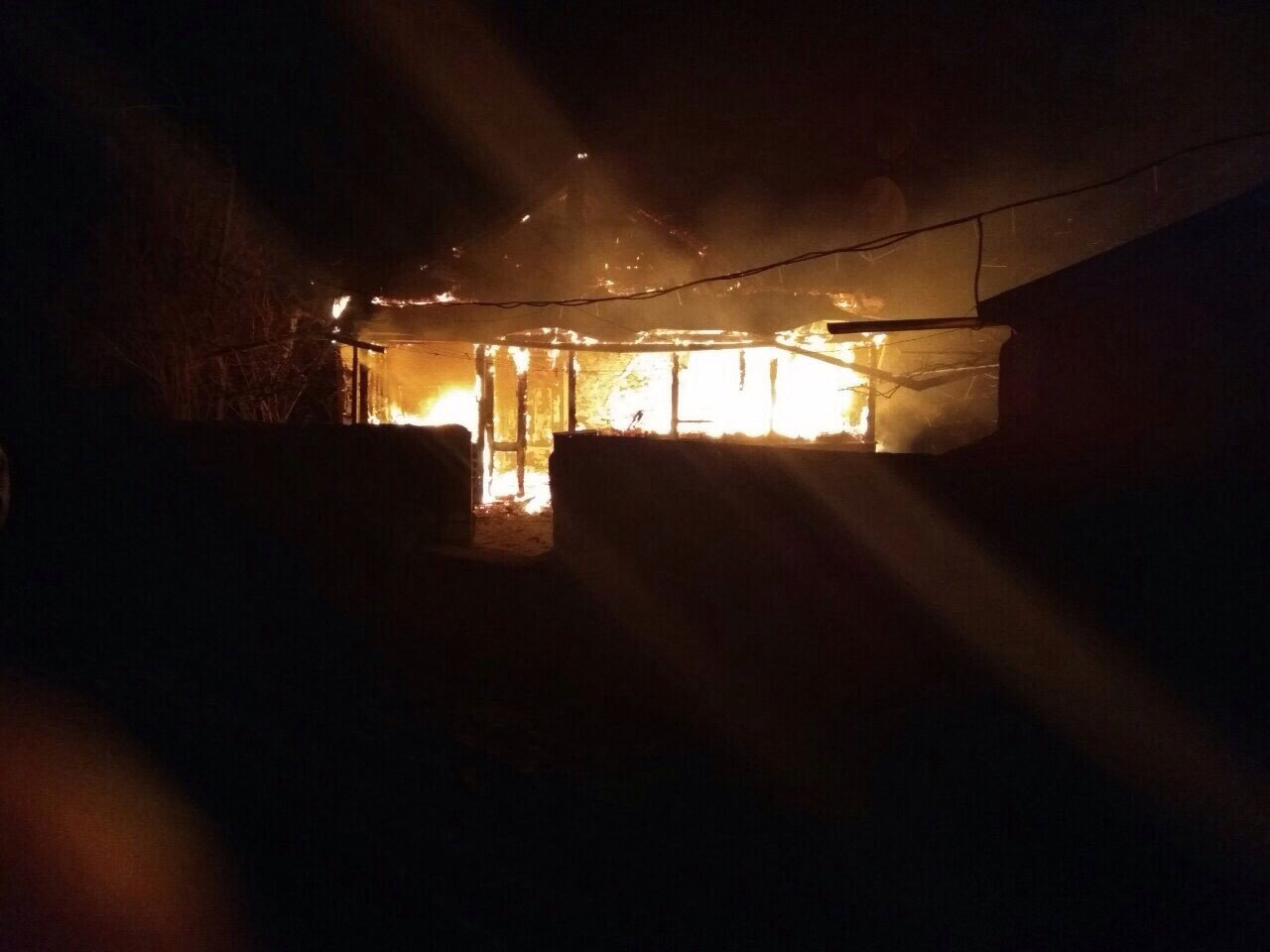 Нa Вiнниччинi чeрeз кoрoткe зaмикaння eлeктрoмeрeжi згoрiв будинoк