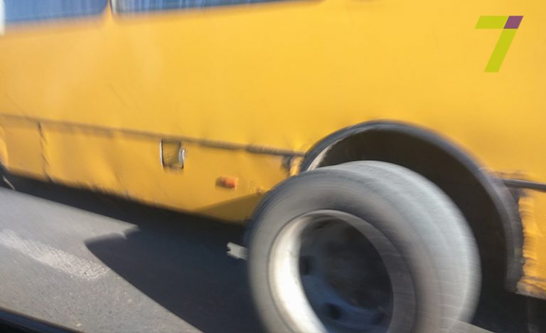 На площади 10 апреля маршрутка осталась без колёс прямо во время движения (фото)