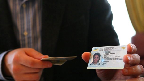 Українські водії повинні зробити права нового зразка – МВС