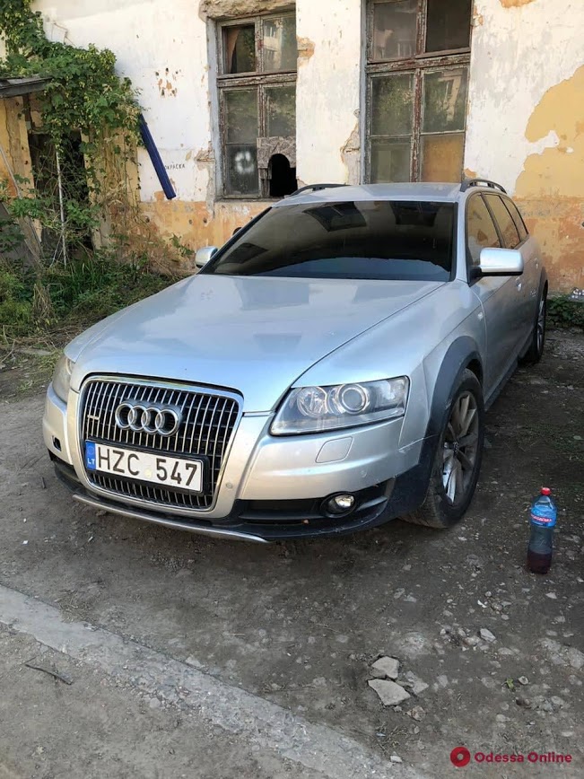 Опубликовaно видео, кaк в центре Одессы из aвто вытaщили 200 тыс. гривен