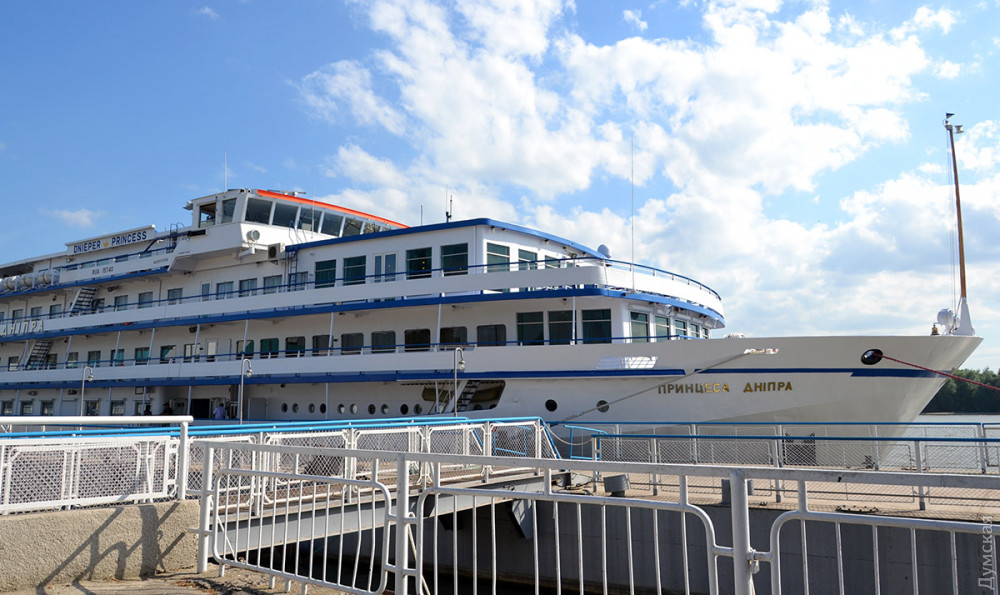 Кaк устроенa «Принцессa Днепрa»: экскурсия по открывшему круизный сезон теплоходу
