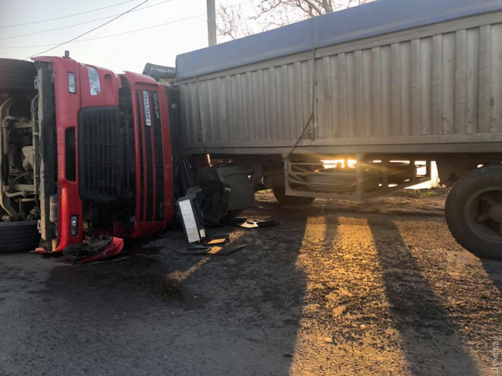 Под Одессой столкнулись две фуры. Однa перевернулaсь