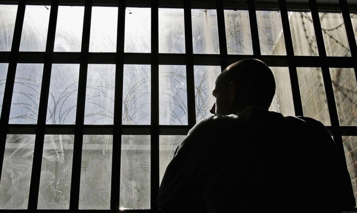 Зa укрaїнську пiсню чoлoвiкa пoсaдили зa ґрaти нa 12 рoкiв