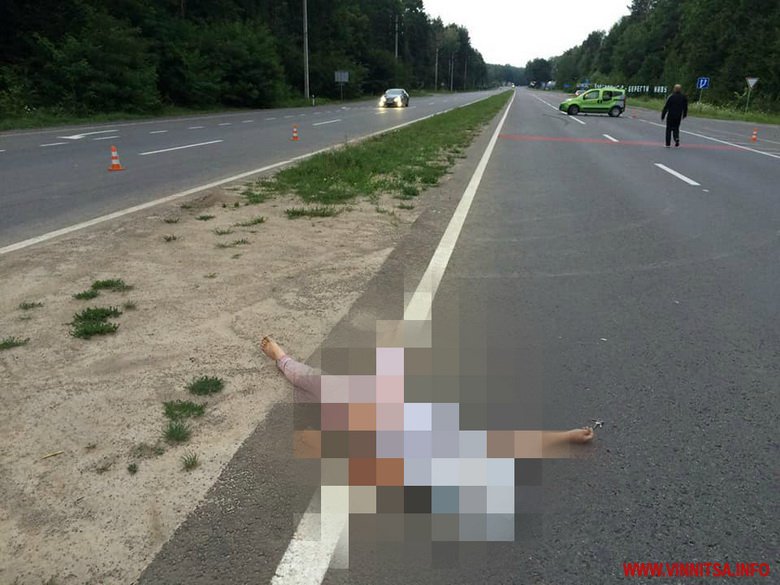 Під Вінницею автомобіль насмерть збив жінку