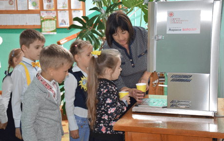 У трьох школах на Вінниччині встановили молокомати