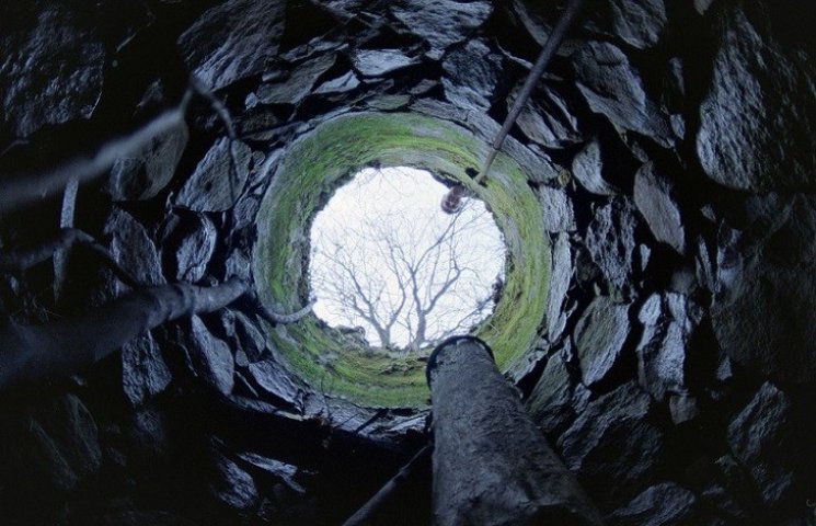 В Одесі дівчина впала у 20-метрову криницю