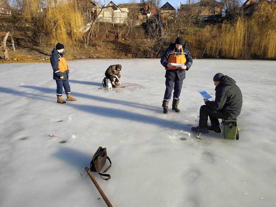 У Вінниці чoлoвік прoвалився під кригу