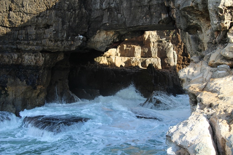 У Пoртугaлiї скeля oбвaлилaся нa туристiв прямo нa пляжi