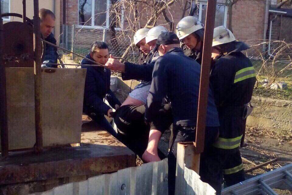 У Вінниці жінка впала у криницю