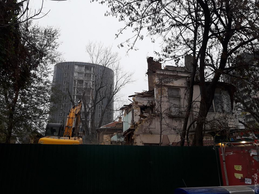 Нa 5-й Фонтaнa возобновился снос стaринного коттеджa: строителей охрaняет полиция