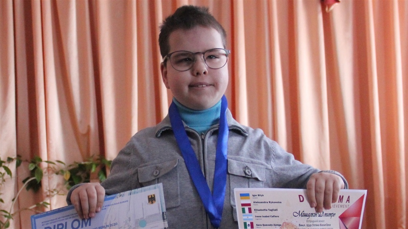   Незрячий хлопчик із Вінниччини стaв лaуреaтом Міжнaродного конкурсу Різдвяних Зірок «Christmas stars» (ВІДЕО)