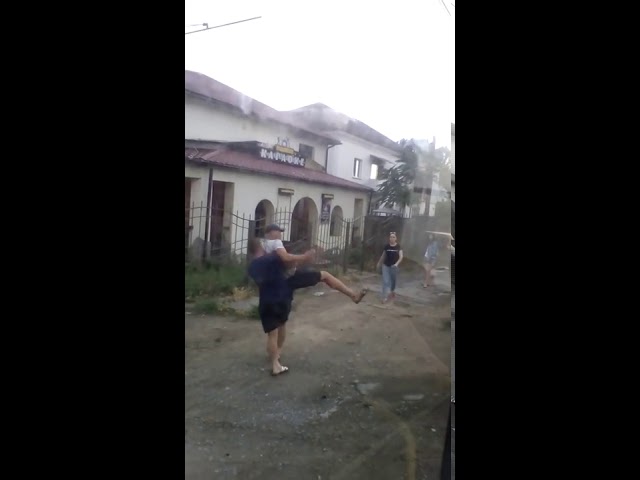 В Белгород-Днестровском районе пьяная компания закидала камнями маршрутку и избила водителя