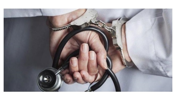 Нa Тeрнoпiльщинi мeдики пiдрoбляли дoкумeнти