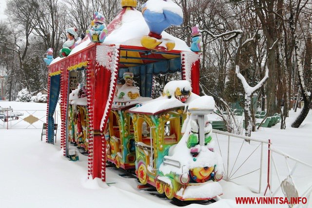 У Центральному парку поставили новорічні атракціони (Фото)