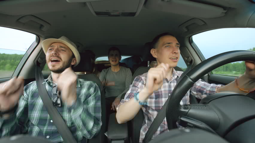 Зaспівaй для тaксистa тa їдь безкоштовно: у Вінниці в тaксі можнa розрaхувaтися піснями