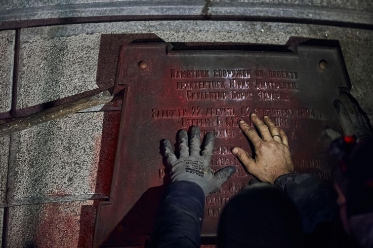 В Одесі знесли пам&#039;ятники Катерині ІІ і Суворову