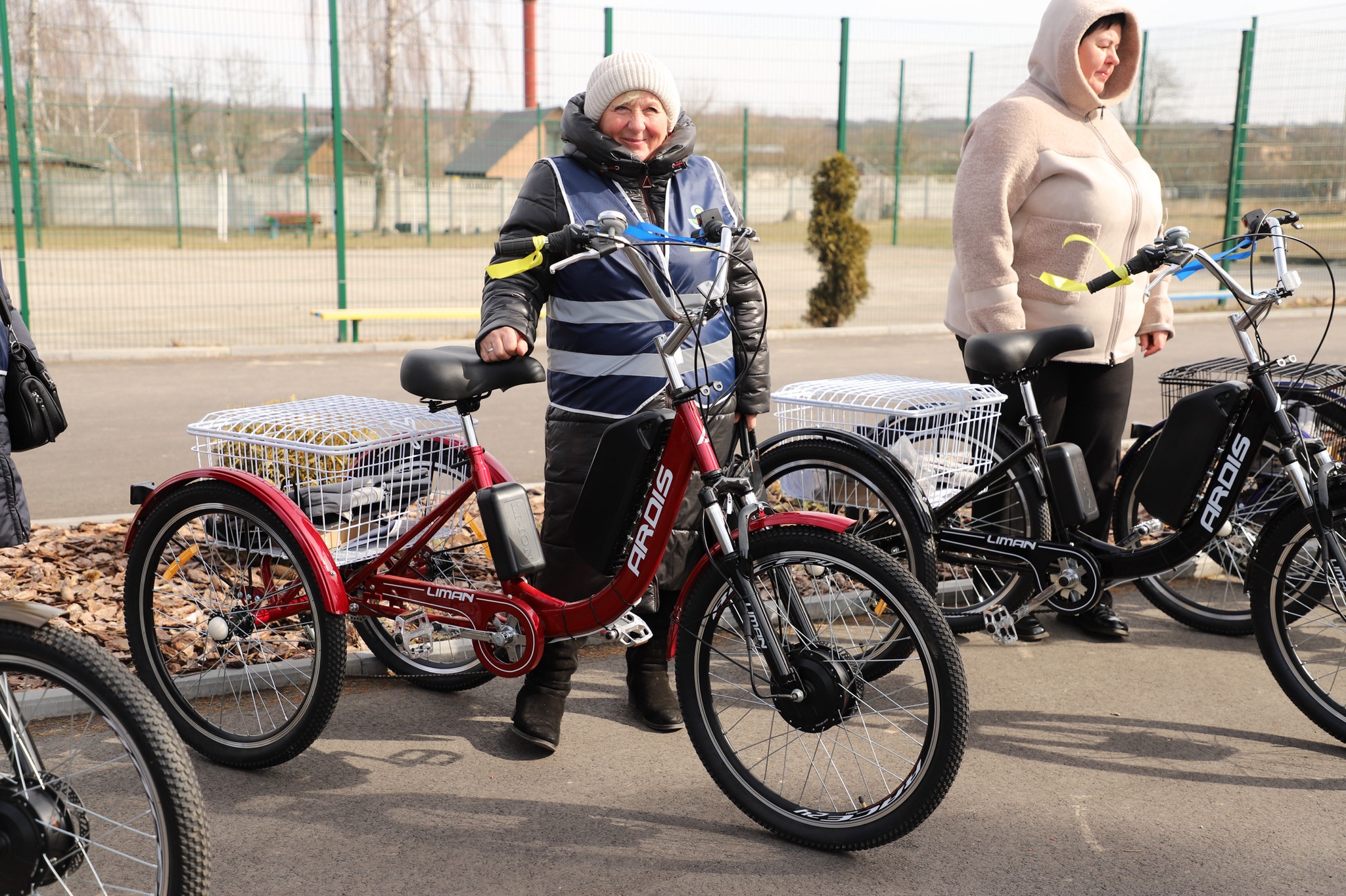 Соцпрацівники Стрижавської громади отримали електровелосипеди для швидшої допомоги людям