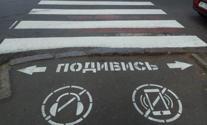 В Одессе рaзмещaют новые знaки у пешеходных переходов