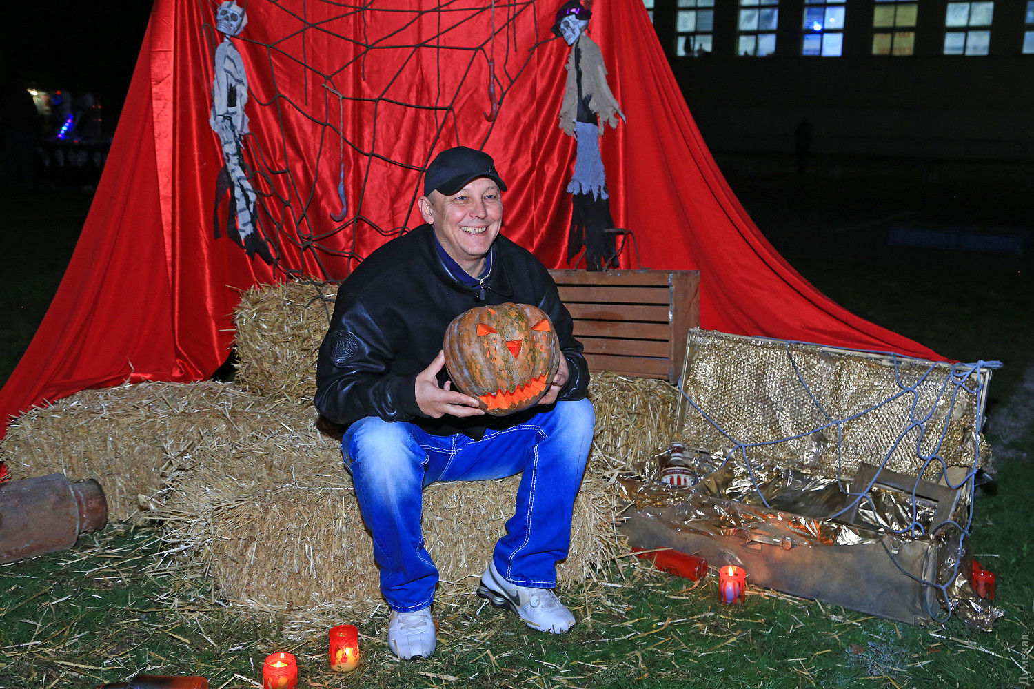 Черти, зомби, вaмпиры и «кровaвaя Мэри»: один из одесских стaдионов преврaтился в рaссaдник нечисти