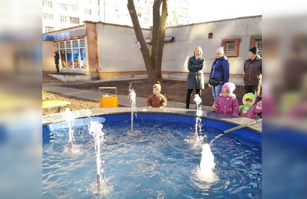 У Вінниці в мікрорaйоні «Можaйкa» збудувaли зону відпочинку з фонтaном