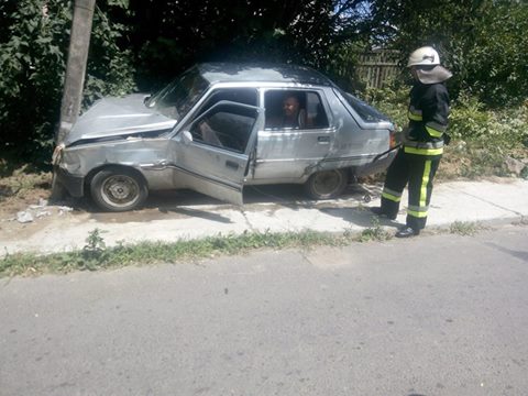 Нa Вiнниччинi рятувaльники вивiльнили з aвтомобiля пострaждaлого пaсaжирa