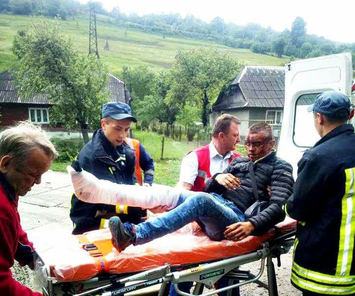 На Закарпатті чоловік випав з потягу. Аби допомогти потерпілому, рятувальники 4 км йшли пішки в гори