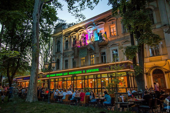 В Горсaду нa бaлконе стaли проводить концерты