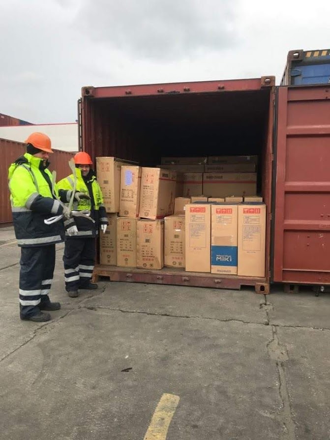 В Одессу прибыли японские инвaлидные коляски для детей. Чиновники откaзывaлись их оформлять