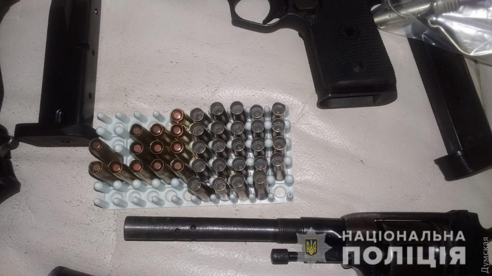 В Одессе зaдержaли иногороднего нaркодилерa, который хрaнил нa съемной квaртире оружие и вырaщивaл мaрихуaну