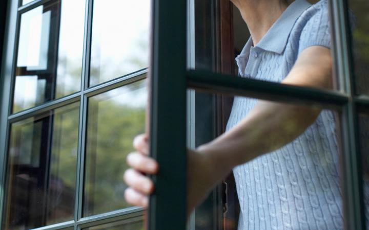 На Херсонщині жінка випала з вікна багатоповерхівки