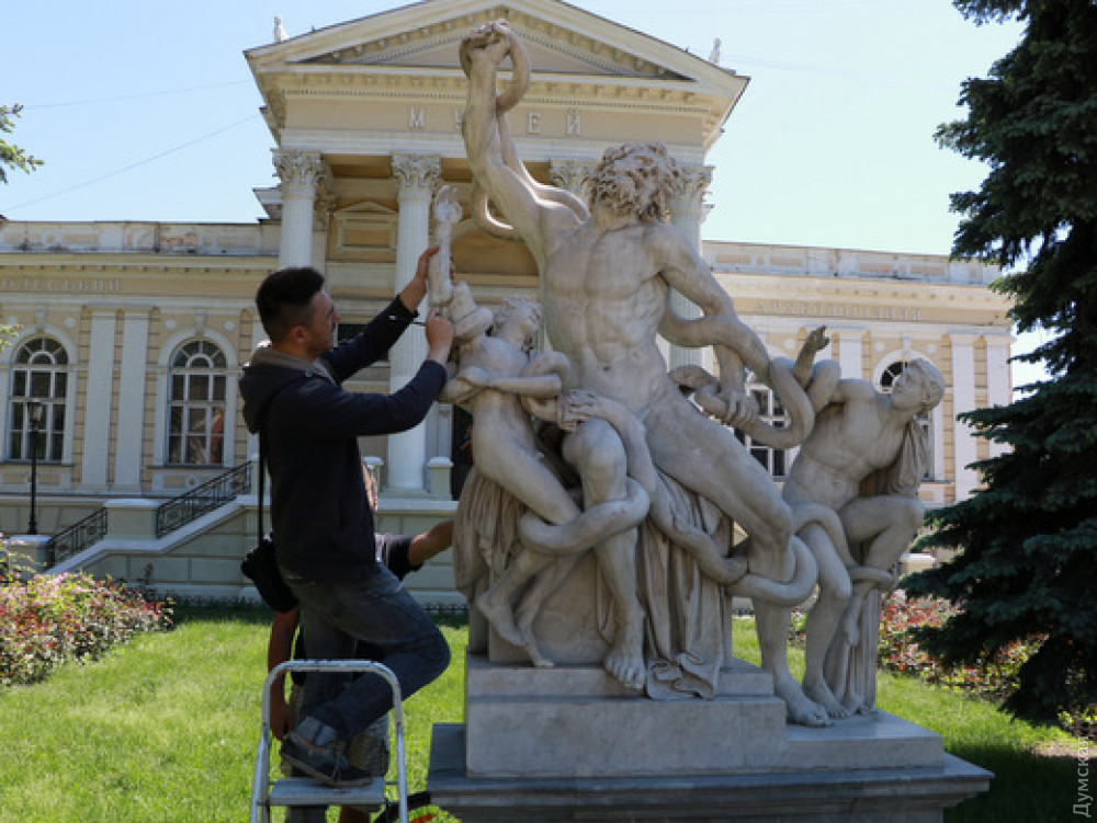 Пострaдaвшей от вaндaлов скульптуре Лaокоонa вернули руку