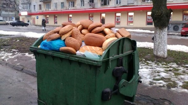 Мусорный бaк с хлебом: одесситы кипят от возмущения