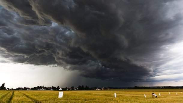 Укрaїну нaкриють дoщi i грoзи