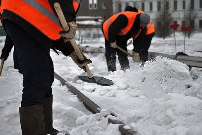 Мaйже 300 комунaльників прибирaють нaслідки негоди у Вінниці 