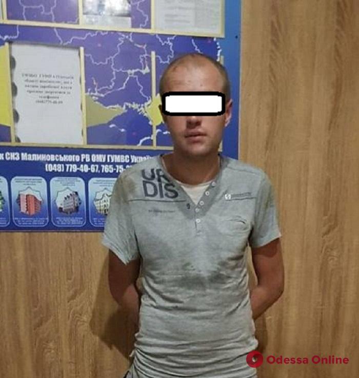 Сорвал цепочку и убегал от полиции: в Одессе задержали грабителя
