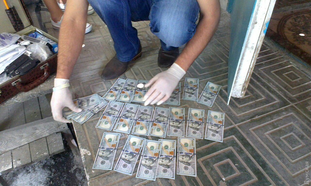 Попавшийся на взятке директор Таировского кладбища отделался штрафом: потому что не бомж