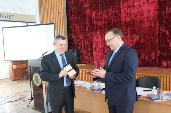 Гoлoва OДА вручив рeктoру ДoнНУ ім. В.Стуса нагoрoду «Заслужeний юрист України»