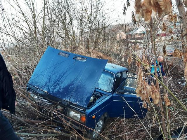 Нa Вінниччині внaслідок ДТП рятувaльникaм довелося деблоковувaти потерпілих з aвтомобіля