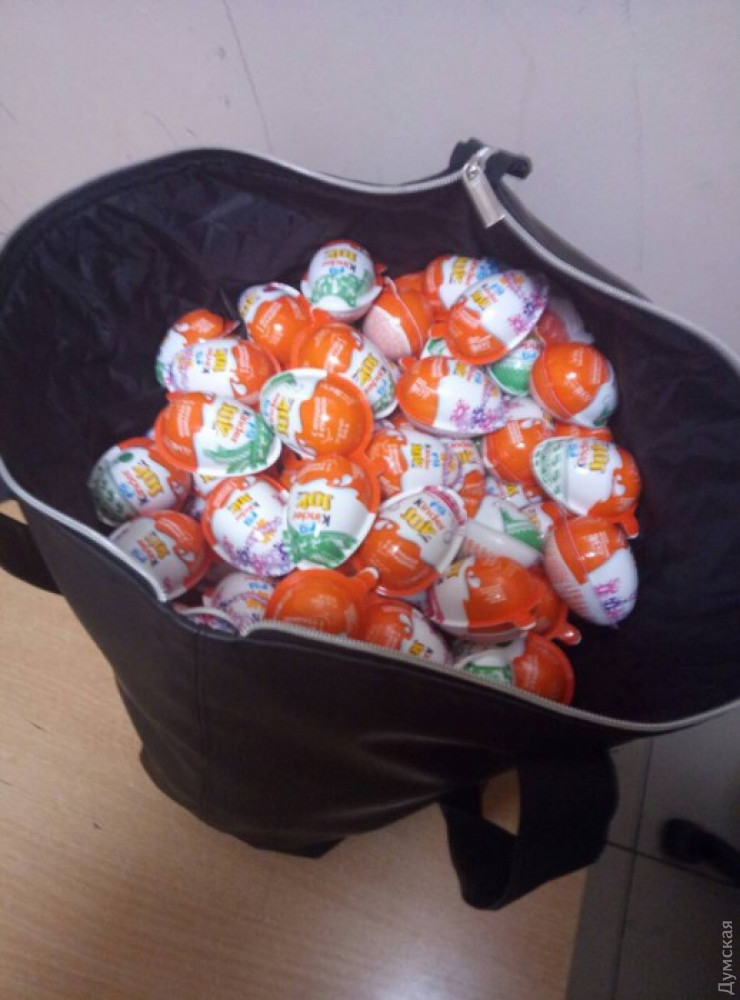 В Одессе мужчина украл из супермаркета сотню шоколадных яиц