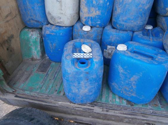 На Вінниччині зупинили автомобіль, який незаконно перевозив 15 бочок спирту