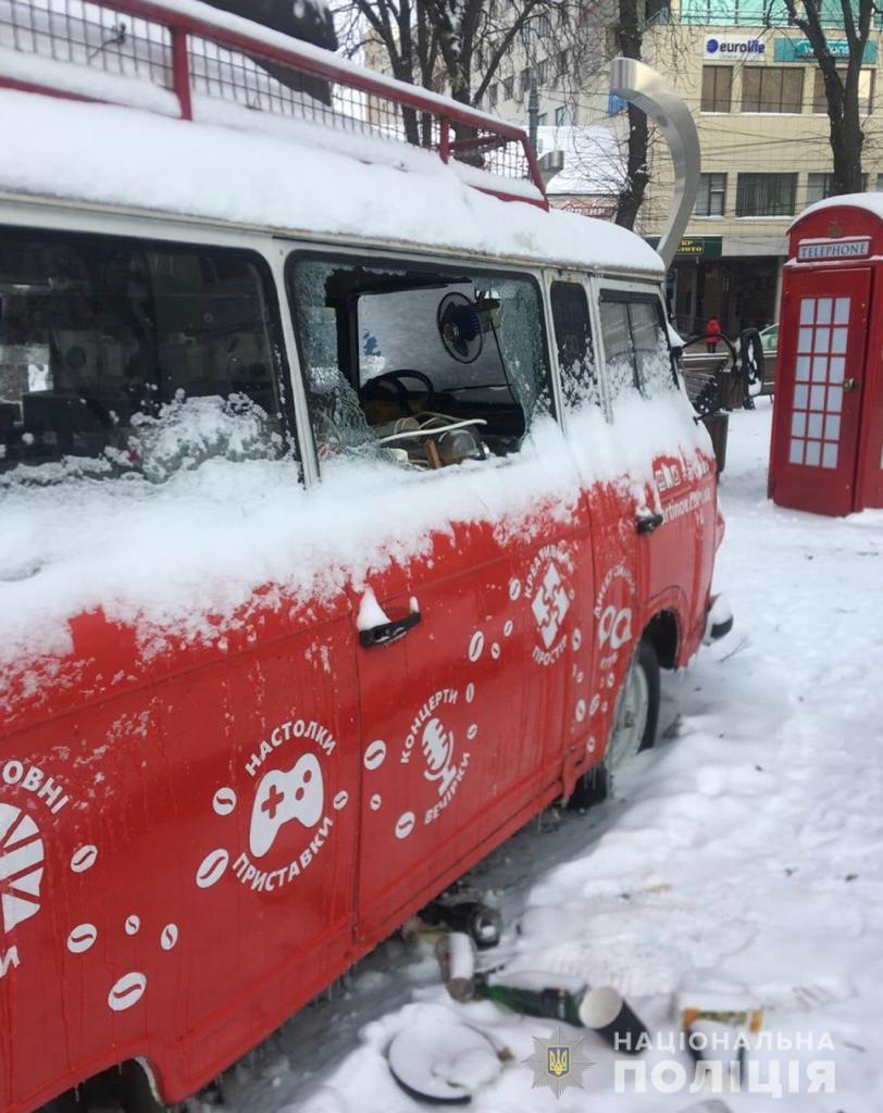 Поліція розшукaлa вaндaлів, які розтрощили тa погрaбувaли у Вінниці aртиновський бус-кaв’ярню 