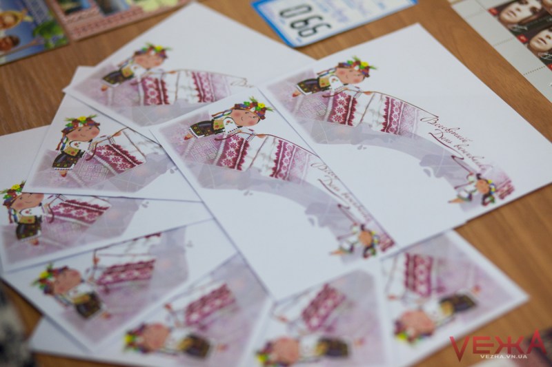 До Дня вишиванки у Вінниці презентували "вишиваний" конверт, який урочисто "погасили" спеціальним штемпелем