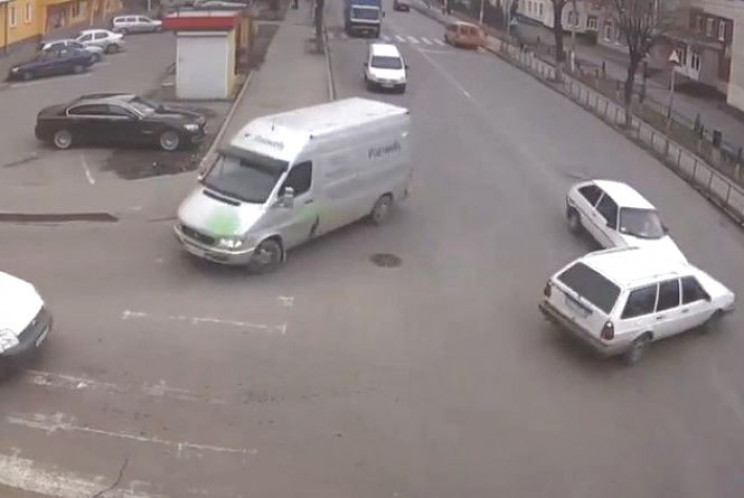 У Вінниці на військовому містечку не розминулися два авто