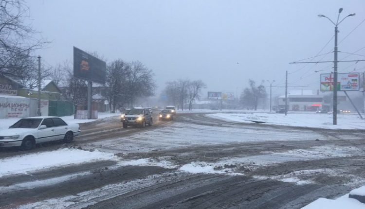 Одессу накрыл снег: дороги покрылись корочкой льда (фото)