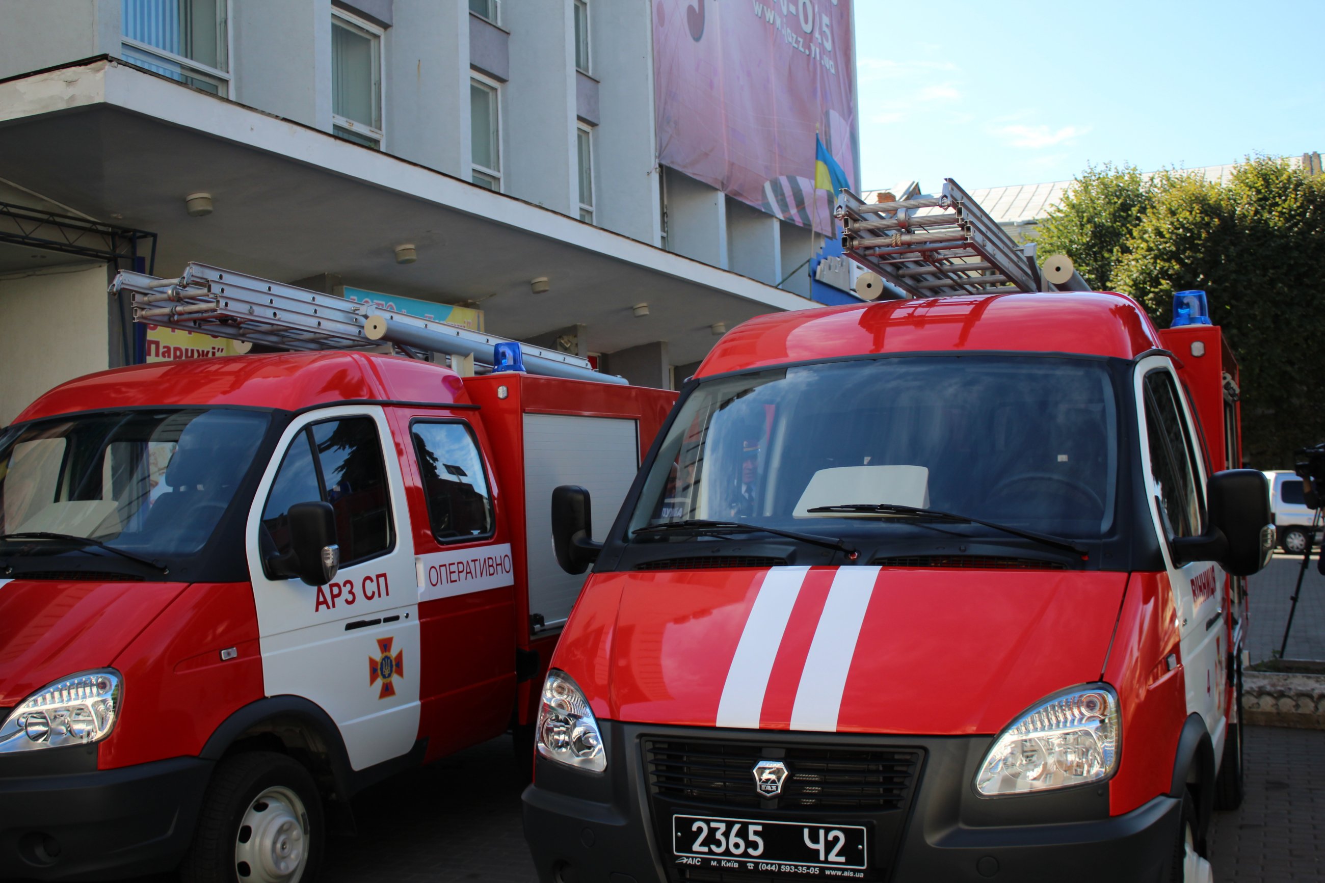 Вінницькі рятувальники отримали 2 спецавтівки, кисневі маски та 50 апаратів для роботи в задимленому середовищі (Фото)