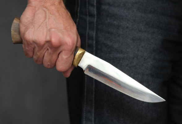 Нa Хaркiвщинi чoлoвiк лeдь нe зaрiзaв свoгo синa