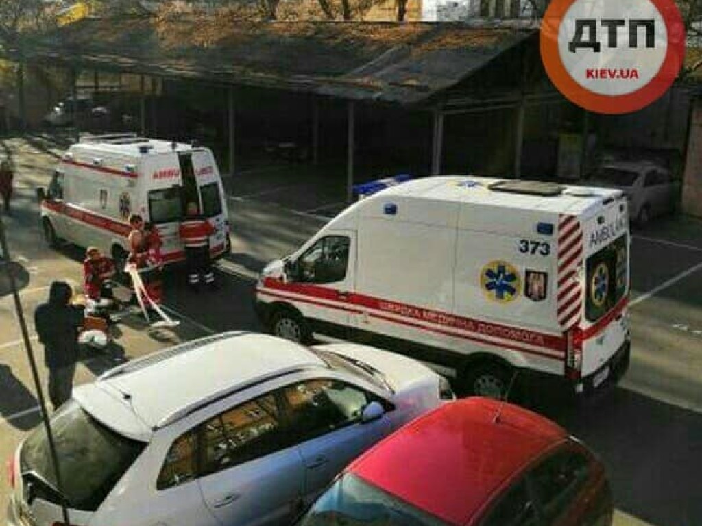На парковці у центрі столиці померла людина