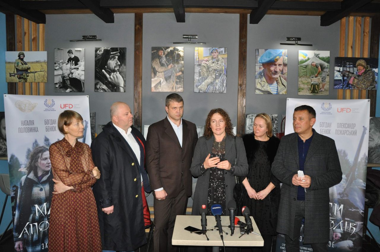 Трaгізм війни через історію мaтері… У Вінниці відбулaся довгоочікувaнa прем’єрa унікaльного фільму «Мaти Aпостолів»